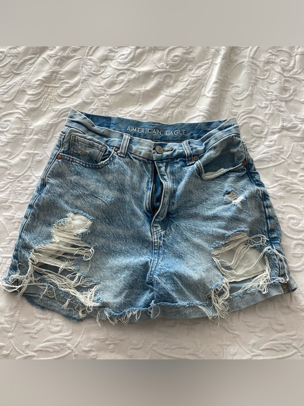 AE light wash baggy denim shorts